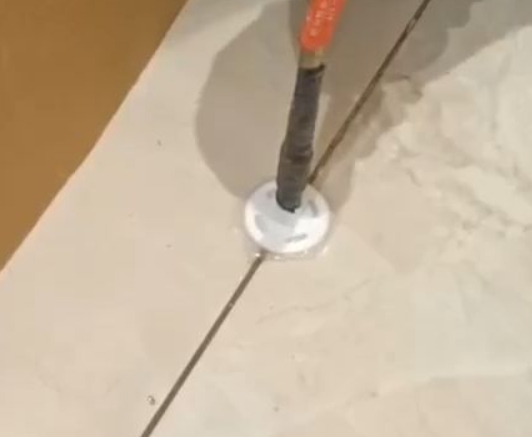 溪湖瓷砖空鼓维修公司专业解答瓷砖在铺贴过程中，如果没有涂抹均匀到位的粘结材料（如水泥砂浆或瓷砖胶），可能会导致以下问题