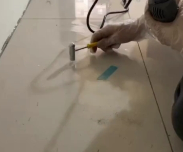 溪湖瓷砖开裂维修公司专业分享瓷砖在铺贴前如果没有沥干水分，将会导致以下问题